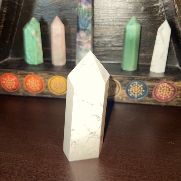 Large White Howlite Crystal Tower. - Picture 2 of 5